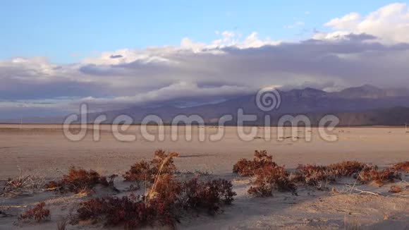 黄昏时分雷云在山上移动新墨西哥山峰视频的预览图