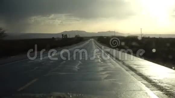一辆汽车在雷雨时在潮湿的道路上行驶新墨西哥视频的预览图
