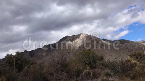 尤卡斯和仙人掌背景下的山脉与雷云新墨西哥美国视频的预览图