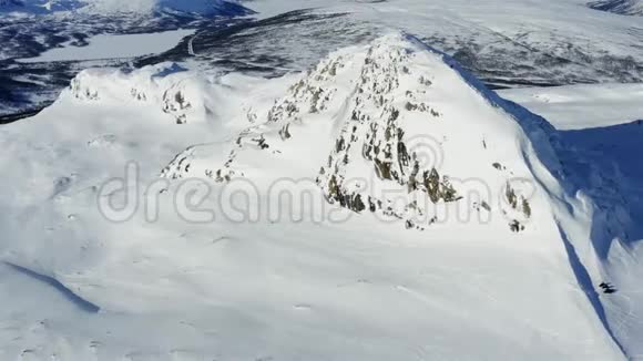 瑞典无人驾驶飞机在阳光明媚的冬日靠近瑞典北部拉普兰山俯瞰斯堪的纳维亚半岛视频的预览图