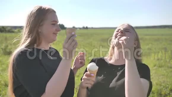 两个金发双胞胎姐妹吃冰淇淋视频的预览图