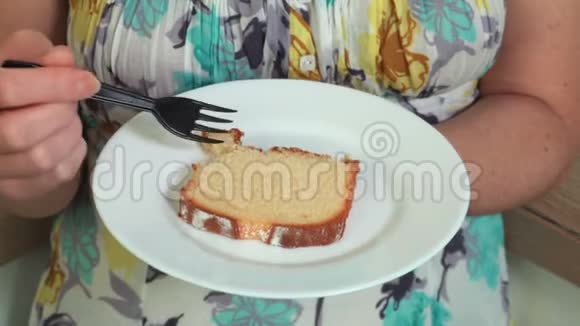 女人吃磅饼视频的预览图