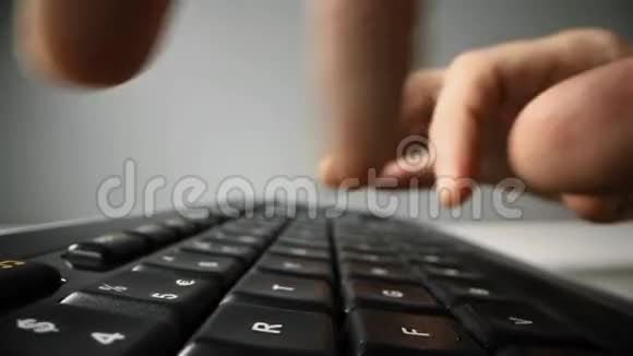 手指在黑色电脑键盘上打字特写镜头视频的预览图