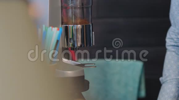 深色皮肤的咖啡厅员工把磨碎的咖啡放到锅里视频的预览图