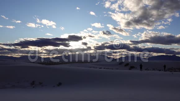 日落时分在白沙国家纪念碑的沙丘上出现暴风云美国新墨西哥视频的预览图
