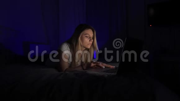 女孩在笔记本电脑前打哈欠视频的预览图