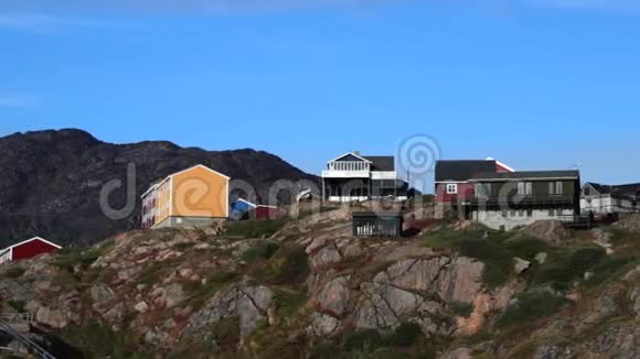 格陵兰Sisimiut丰富多彩的建筑和房屋全景视频的预览图