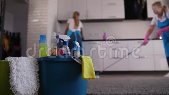 在厨房打扫卫生的女士视频的预览图