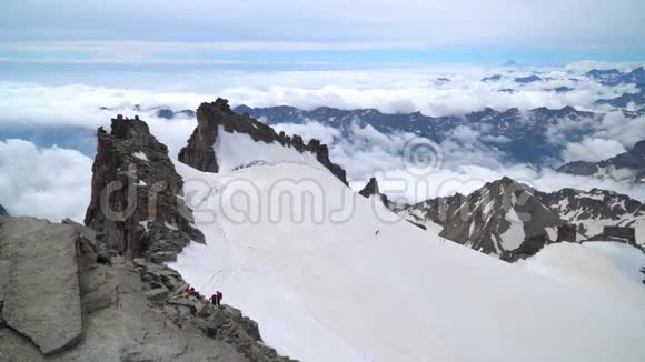 阿尔卑斯山的登山者视频的预览图