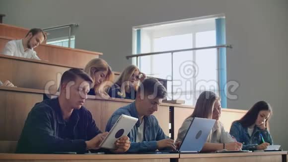现代学生使用笔记本电脑和平板电脑讲课大学研究生视频的预览图