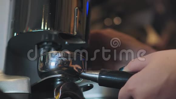 女咖啡师带指甲轮打磨机床视频的预览图