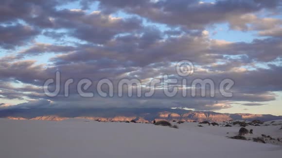 日落时分在白沙国家纪念碑的沙丘上出现暴风云美国新墨西哥视频的预览图