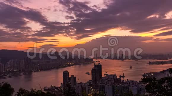 香港维多利亚港的鸟瞰日落视频的预览图