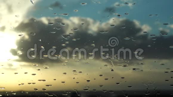 雨中水滴落在汽车的挡风玻璃上墨西哥视频的预览图