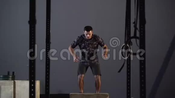 健身运动员做箱子跳在废弃工厂健身房密集运动是日常交叉健身计划的一部分视频的预览图