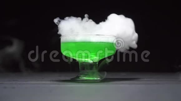 魔法药水是在黑色背景下的玻璃碗中酿造的视频的预览图