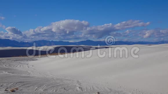 美国新墨西哥州白沙国家纪念碑石膏白沙上的波浪视频的预览图