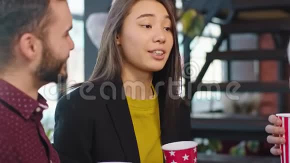一位极具魅力的美丽的日本女性办公室职员在咖啡上与同事进行社交活动视频的预览图