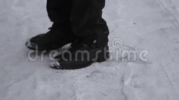一个人的脚从寒冷中结冰从脚移动到脚视频的预览图