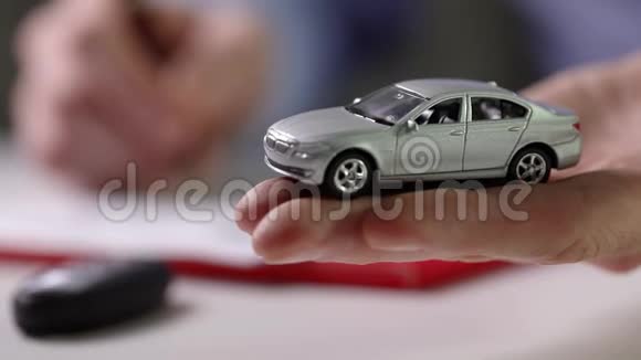 在汽车经销处购买新汽车概念签署文件视频的预览图