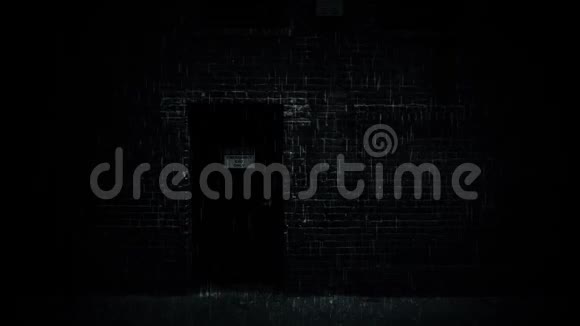 夜间降雨城市砖楼背景回路视频的预览图
