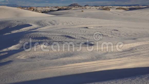 美国新墨西哥州白沙国家纪念碑石膏白沙上的波浪视频的预览图