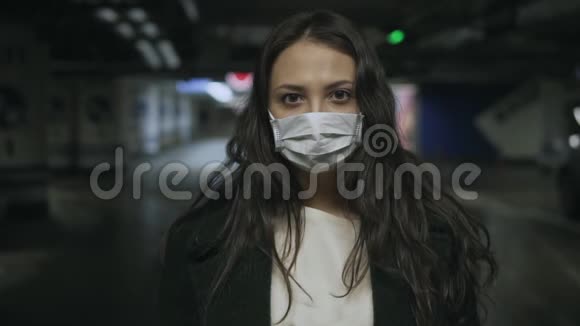 女性在空车位戴医疗口罩19冠状病毒疫情爆发视频的预览图