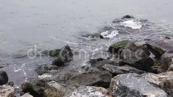 海边的悬崖和海岸波浪视频的预览图