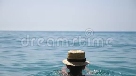 戴太阳镜的女人在公海游泳享受暑假欣赏风景优美的海景女孩放松异国情调视频的预览图