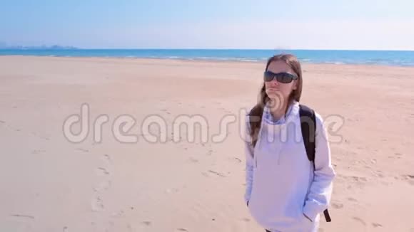 女游客走海沙滩淡季旅游户外活动视频的预览图