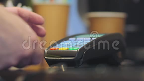 咖啡厅访客使用信用卡支付热饮费用视频的预览图