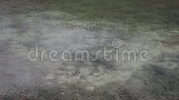 蓝水表面波纹背景岩石和沙子在清水下视频的预览图