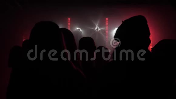 一群人在音乐节上跳舞大厅里的聚会视频的预览图
