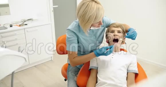 男孩拜访女牙医视频的预览图