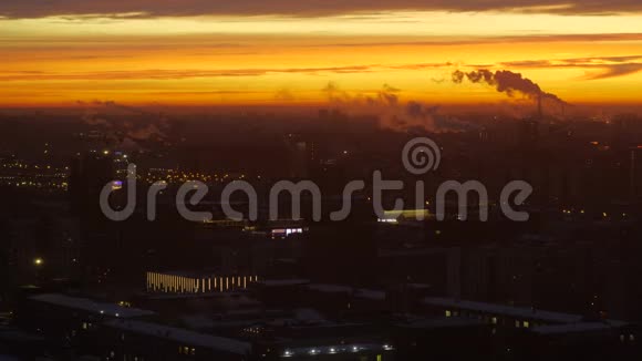 城市上空的日出从空中俯瞰莫斯科的建筑轮廓时间推移视频的预览图