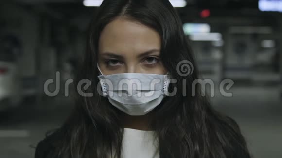 戴防护口罩的妇女睁着眼睛在欧洲流行19种病毒视频的预览图