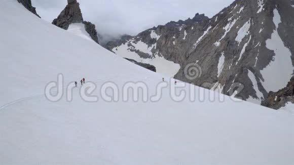 阿尔卑斯山的登山者视频的预览图