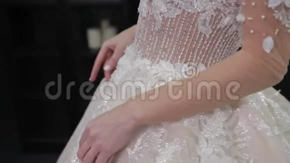 新娘穿的白色婚纱的特写触摸薄纱使波浪视频的预览图
