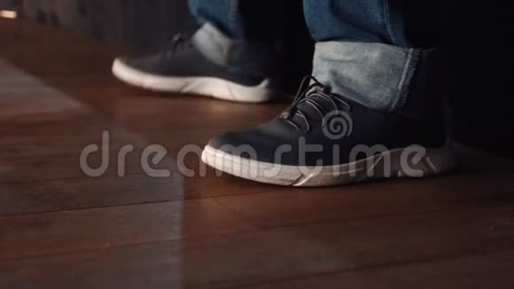 男腿在地板上跳舞一个穿着牛仔裤和运动鞋的男人跺着音乐的节拍是时候跳舞了视频的预览图