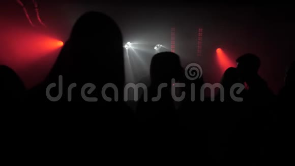 一群人在音乐节上跳舞大厅里的聚会视频的预览图