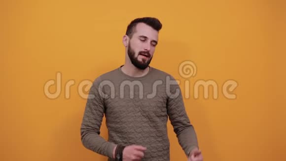 性格开朗的男人在孤立的橙色背景下竖起大拇指面带微笑视频的预览图