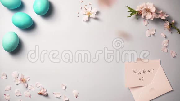 花瓣落在装饰的复活节餐桌上视频的预览图