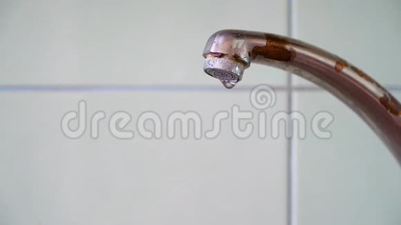 旧的生锈的水龙头流动清洁的水特写视频的预览图