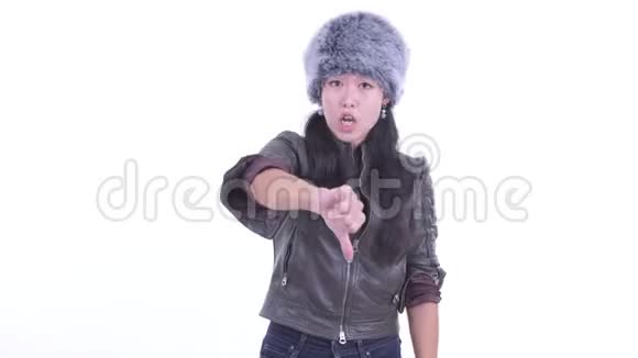 戴着帽子的亚洲女人看起来很生气竖起大拇指视频的预览图