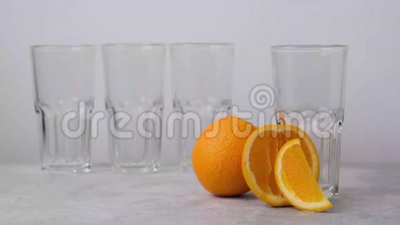 橙汁倒在玻璃杯里黄色美味柠檬水视频的预览图