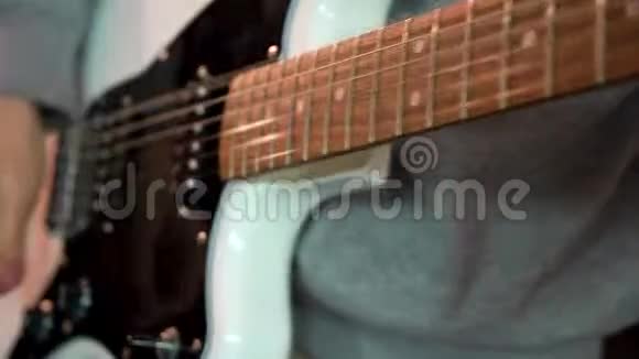 电吉他手中的音乐家特写视频的预览图