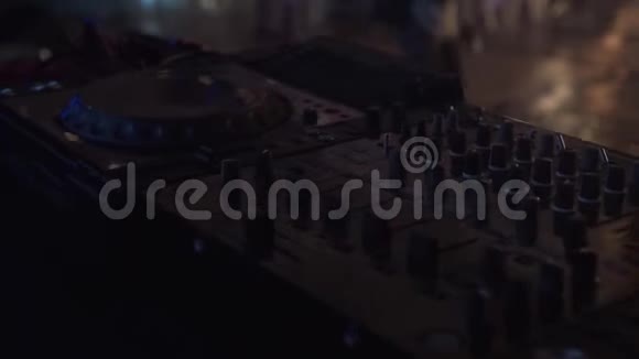 舞台音乐会前专业DJ控制面板的录像DJ米迪控制器用于在视频的预览图