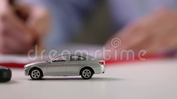 购买新车概念在办公室签订合同视频的预览图