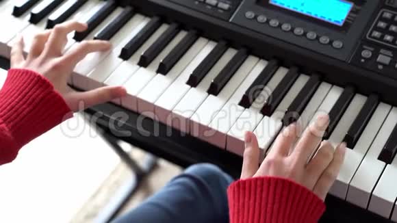 小女孩用手弹钢琴键盘视频的预览图