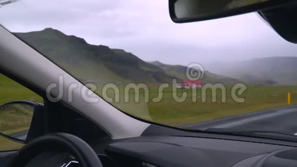 骑着车在路上靠山视频的预览图